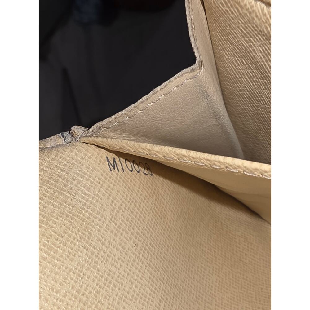 * EXCLUSIVE * Hopescope Louis Vuitton Wallet and Signed Photo - Picture 9 of 10